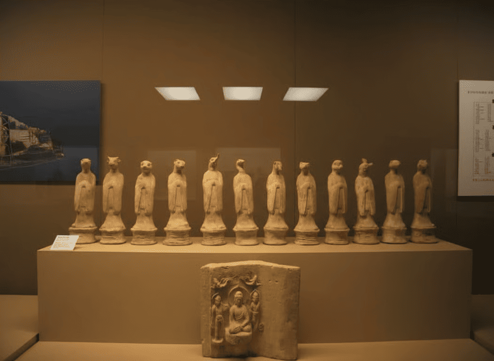 The artifacts on display at the museum include statues, ceramics, and calligraphy (Source: Internet)